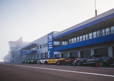Photo de plusieurs véhicules Mercedes prêts à rouler sur le circuit de Dijon-Prenois.