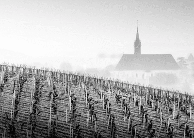 Photo en noir et blanc de l'église de Chablis.