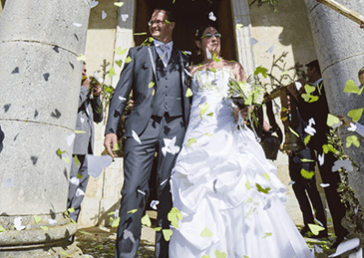 Portrait photo lors d'un mariage, les mariés sortent de l'église.