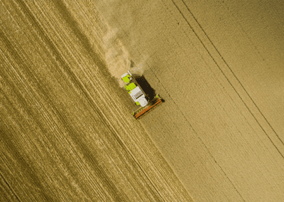 Photo aérienne par drone, une moissonneuse batteuse en plein travail.