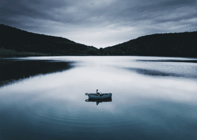 Photo aérienne par drone - une barque au milieu du Lac de Narlay