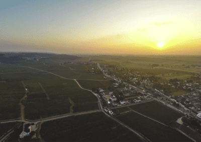 Photo aérienne par drone - Nuits-Saint-Georges au lever du soleil.