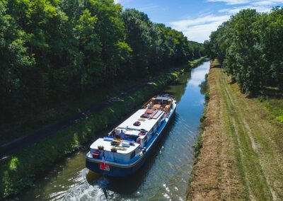 Photo aérienne par drone d'une péniche pour European Waterways
