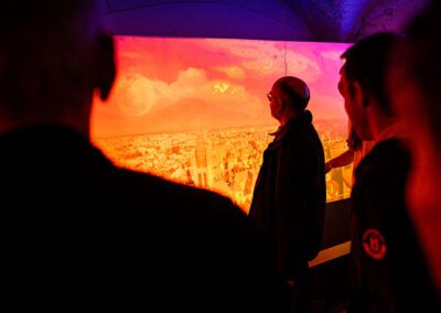Photo d'un homme observant un tableau interactif - Cité Gastronomique de Dijon